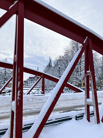 Domkyrkotornen från andra sidan Haglunds bro i snö