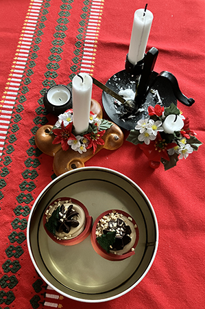 Två Noisette i burk på köksbordet med julduk och ljus