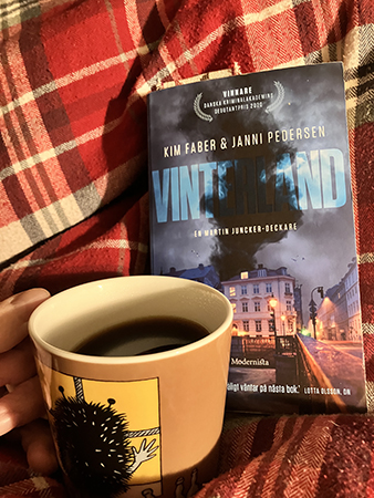 Vinterland och baksidan på en Muminmugg med Stinky Vinterland och baksidan på en Muminmugg med Stinky