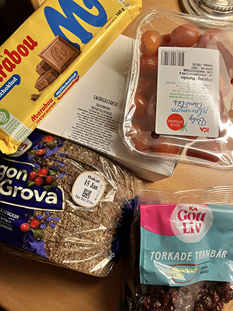 Choklad smörgåstårta tomater bröd tranbär