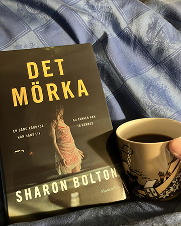 Det mörka och kaffe på sängen