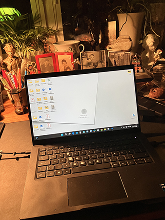 Distansarbete med jobbdatorn på morfars skrivbord