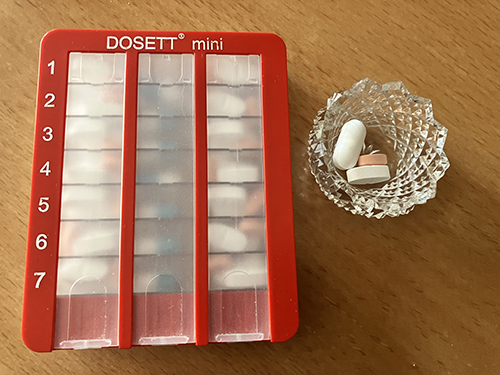 Dosett och litet saltkar med kvällsmediciner