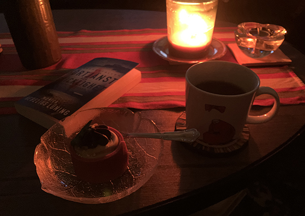 Eftermiddagsfika i orange sken med Noisette och boken Förtjänst och skicklighet