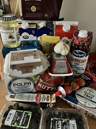 Fil mjölk ost marmelad choklad ägg tomater pastej kaffe bär vitlök kycklingfärs tomatpuré tranbärsdryck