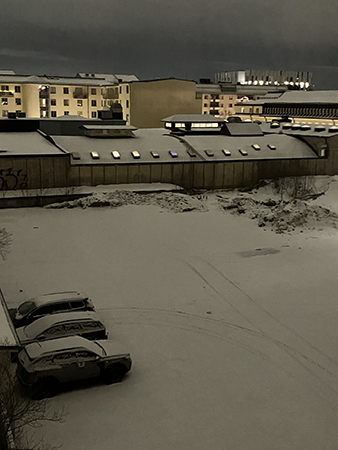 Grå januarimorgon med snö på stora parkeringen Grå januarimorgon med snö på stora parkeringen
