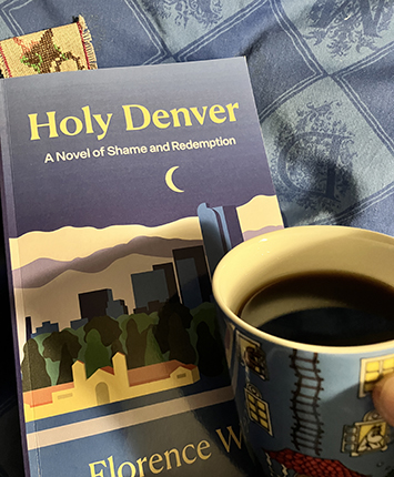 Holy Denver och kaffe på sängen i Muminhusmugg Holy Denver och kaffe på sängen i Muminhusmugg