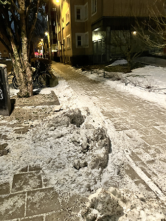 Lite snövallar på trottoarer