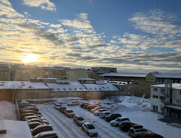 Lite sol på himlen januarimorgon stora parkeringen Lite sol på himlen januarimorgon stora parkeringen