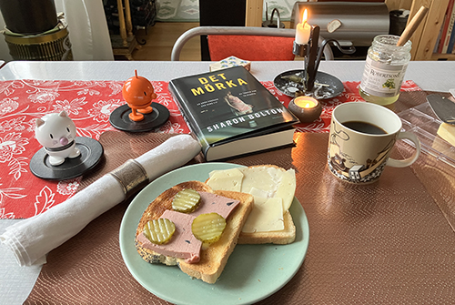 Lördagsfrukost rostat bröd Hopptisarna Det mörka o levande ljus