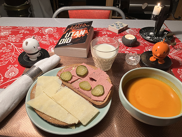 Mackor o tomatsoppa med Hopptisarna och Utan dig