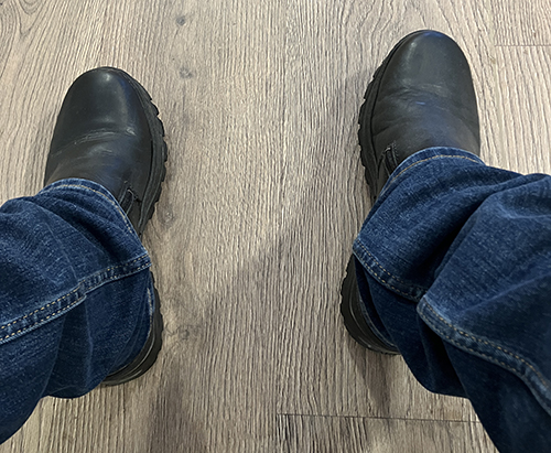 Mina jeansben och vinterboots i väntrummet