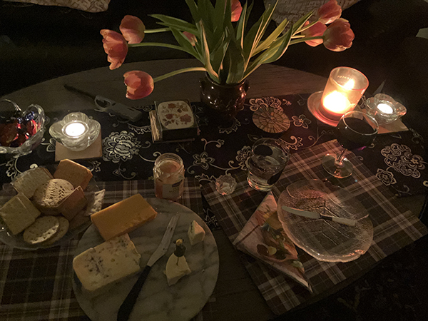 Ostbricka tulpaner vin kex tända ljus Ostbricka tulpaner vin kex tända ljus