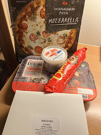 Pizza räksallad tandoorikyckling Ballerinakex och smörgåstårta i kartong