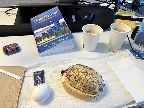 Skrivbordslunch fredag med Holy Denver