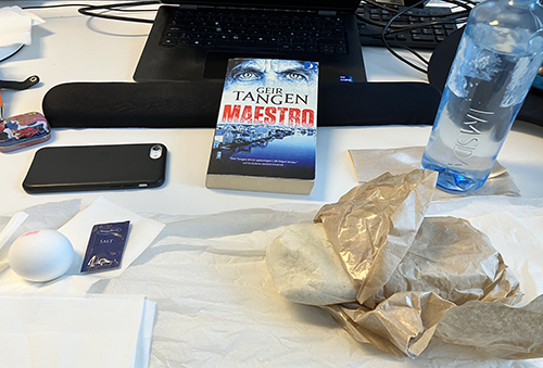 Skrivbordslunch jobbet med wrap Maestro o ägg