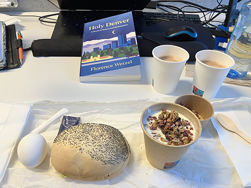 Skrivbordslunch med ägg macka yoghurt o müsli varm choklad och Holy Denver Skrivbordslunch med ägg macka yoghurt o müsli varm choklad och Holy Denver