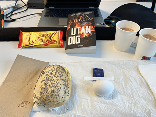 Skrivbordslunch med kexchoklad macka ägg o Utan dig