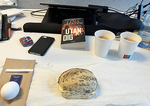 Skrivbordslunch med macka ägg varm choklad och Utan dig