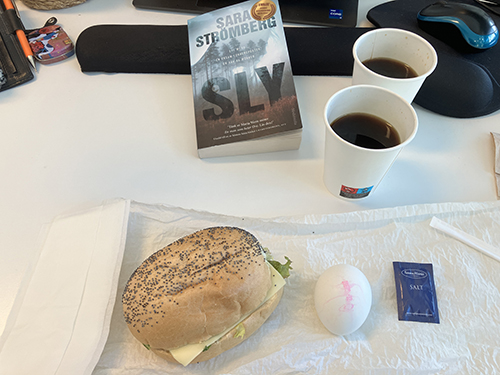 Skrivbordslunch på jobbet macka ägg kaffe o Sly