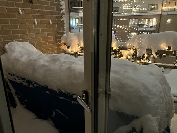 Snöig soffa på balkongen