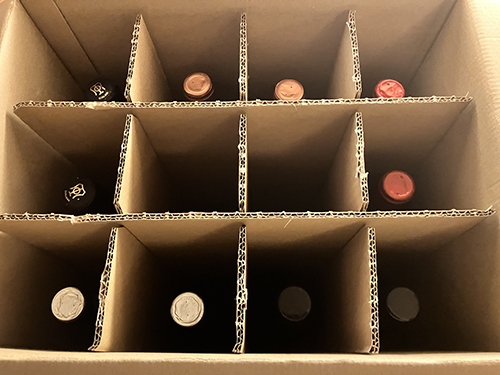 Tio flaskor i en låda