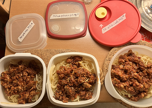 Tre matlådor med italiensk pastasås och spaghetti