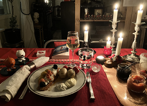 Varmrökt lax med potatis romsås aioli bubbel Hopptisarna levande ljust och Förtjänst och skicklighet