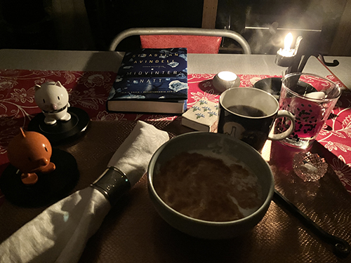 Tisdagsfrukost med gröt Hopptisarna Midvinternatt o tända ljus