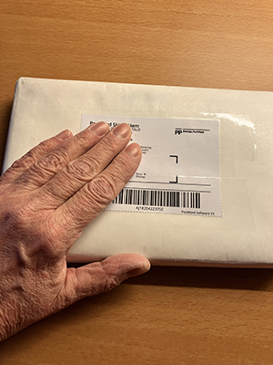 Hårt vitt paket med min hand på