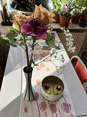 Rosor o nejlika i vas o två Noisette Rosor o nejlika i vas o två Noisette