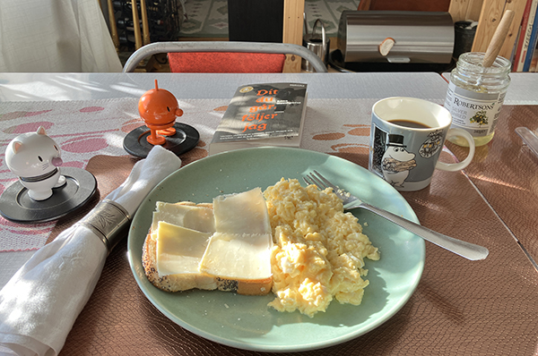 Äggröra rostat bröd Hopptisarna o boken Dit du går följer jag