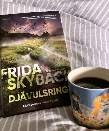 Djävulsring och kaffe på sängen Djävulsring och kaffe på sängen