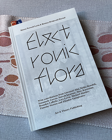 Electronic flora på tulpanlöparen på köksbordet