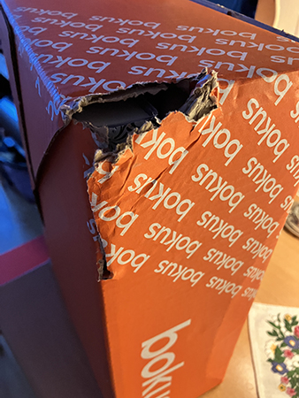 Ett trasigt paket från Bokus