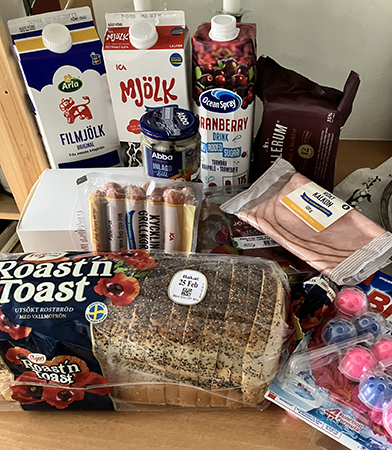 Fil mjölk tranbärsdryck ost kalkon kycklingkorv bröd smörgåstårta sill toarengöring