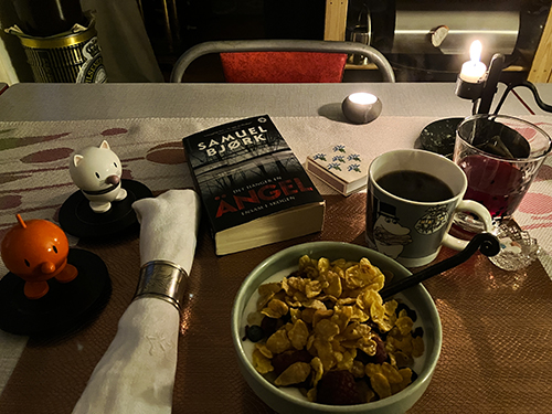 Filfrukost med Hopptisarna levande ljus o Det hänger en ängel ensam i skogen