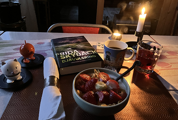 Fredagsfrukost med jordgubbar i filen Hopptisarna Djävulsring levande ljus