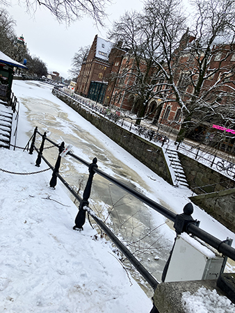 Frusen Fyrisån vid Nybron februari 2026