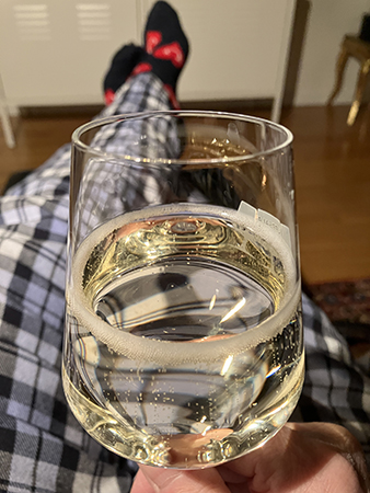 Glada hjärtan på strumporna och bubblor i glaset