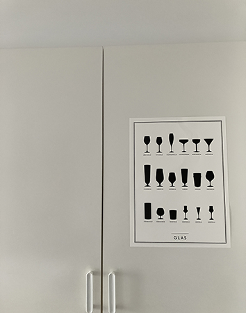 Glasaffisch på vit skåpslucka i köket Glasaffisch på vit skåpslucka i köket