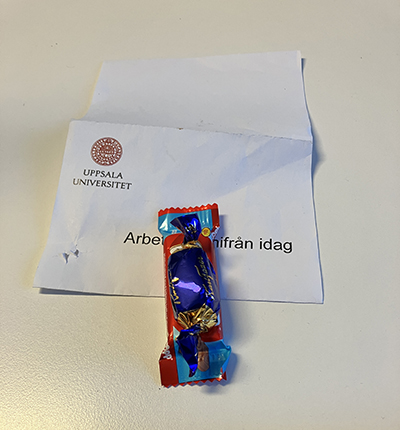 Godis från L på skrivbordet