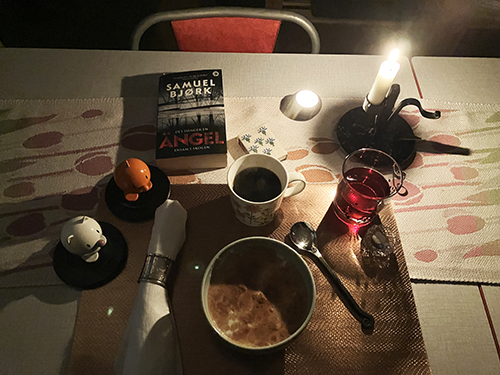 Grötfrukost med Hopptisarna boken Det hänger en ängel ensam i skogen levande ljus