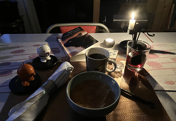 Grötfrukost med Hopptisarna o Katten som visste för mycket o levande ljus