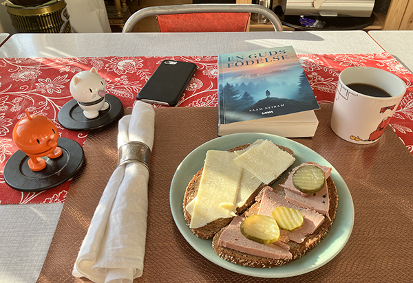 Hemmalunch mackor och kaffe med Hopptisarna och En guds födelse