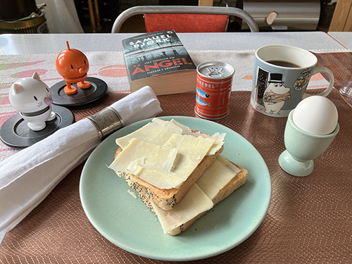 Hemmalunch med rostat bröd ägg Hopptisarna och Det hänger en ängel ensam i skogen