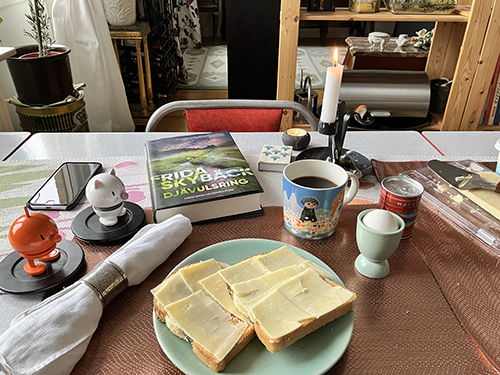 Hemmalunch med rostat bröd ägg o kaffe ihop med Hopptisarna Djävulsring och levande ljus