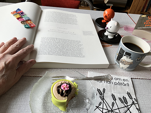 Hopptisarna och jag fikar o läser Electronic Flora