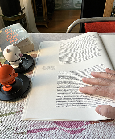 Hopptisarna och min hand på bokuppslag Electronic flora