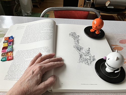 Hopptisarna på boksida min hand på andra sidan i Electronic Flora